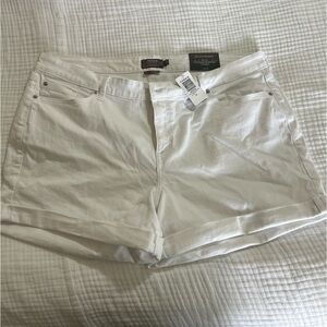 Torrid mid rise mid shorts—white NWT